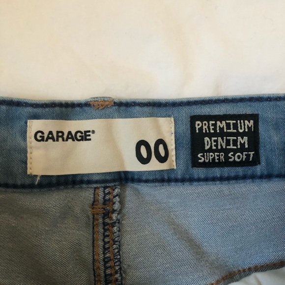 light wash denim shorts - Picture 3 of 3